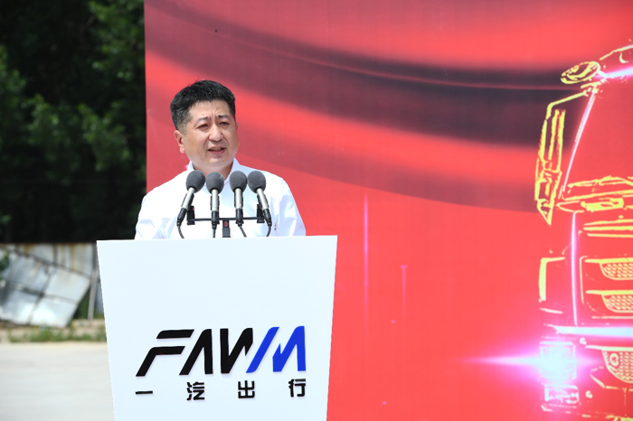 長(zhǎng)春市新悅經(jīng)貿(mào)有限責(zé)任公司總經(jīng)理柯巖?？聨r說(shuō)，與一汽服貿(mào)的合作讓新悅物流顛覆了固有的觀念，通過(guò)經(jīng)營(yíng)性租賃形式使用車(chē)輛，資金占用率極低，有效減少重資產(chǎn)的運(yùn)營(yíng)風(fēng)險(xiǎn)，節(jié)省大量物力、財(cái)力；同時(shí)這一次全新用車(chē)模式的探索，也為企業(yè)未來(lái)的運(yùn)營(yíng)模式提供了新的可能！