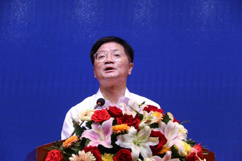 馬鞍山副市長(zhǎng)李強(qiáng)致辭，他說，馬鞍山地處皖東，有鋼城、港城、綠城、詩城之稱，是一座鋼鐵城市，工業(yè)化率超過了40%。近兩年，為順應(yīng)節(jié)能環(huán)保綠色發(fā)展的理念，融和電科與華菱星馬強(qiáng)強(qiáng)聯(lián)合、大膽創(chuàng)新，成功研發(fā)了智能換電重卡產(chǎn)品，與我們的城市定位高度契合，馬鞍山市將一如既往地支持華菱星馬發(fā)展，發(fā)揮出最大的產(chǎn)業(yè)帶動(dòng)效應(yīng)。