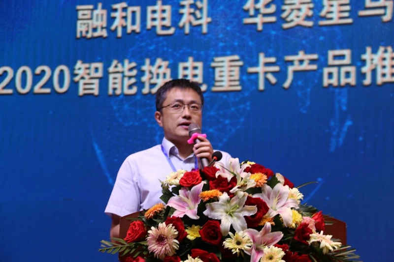 中國(guó)汽車技術(shù)研究中心有限公司汽車工程研究院院長(zhǎng)高繼東指出，電動(dòng)重卡具有突出的優(yōu)勢(shì)，決定電動(dòng)重卡將成為城市減排目標(biāo)的重要舉措，尤其是短距離，線路固定的應(yīng)用環(huán)境。目前，國(guó)內(nèi)電動(dòng)重卡的發(fā)展比較火熱，核心的因素是因?yàn)檎叩闹С?，?yōu)化調(diào)整貨物運(yùn)輸?shù)慕Y(jié)構(gòu)，為電動(dòng)重卡提供了發(fā)展的機(jī)會(huì)。