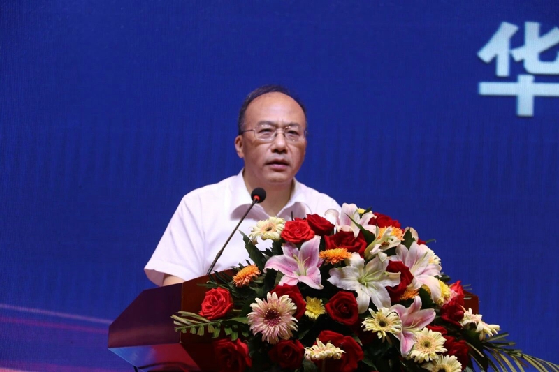 國(guó)家電投集團(tuán)資本控股有限公司黨委書記、董事長(zhǎng)王振京致辭：我國(guó)能源結(jié)構(gòu)正加速向低碳、新能源的趨勢(shì)發(fā)展，我們聯(lián)合華菱星馬、寧德時(shí)代等行業(yè)翹楚，在城市出行、物流配送、港口運(yùn)輸?shù)阮I(lǐng)域持續(xù)探索，為新能源賦能。全球首款換電重型牽引車全方位展示了我們換電家族產(chǎn)品的競(jìng)爭(zhēng)力，換電重卡的發(fā)展不是簡(jiǎn)單的升級(jí)換代，更是新生態(tài)的建立，更具有遐想空間，讓我們科技+產(chǎn)業(yè)+金融的目標(biāo)更加堅(jiān)定，在合作中挖掘市場(chǎng)、創(chuàng)造價(jià)值。