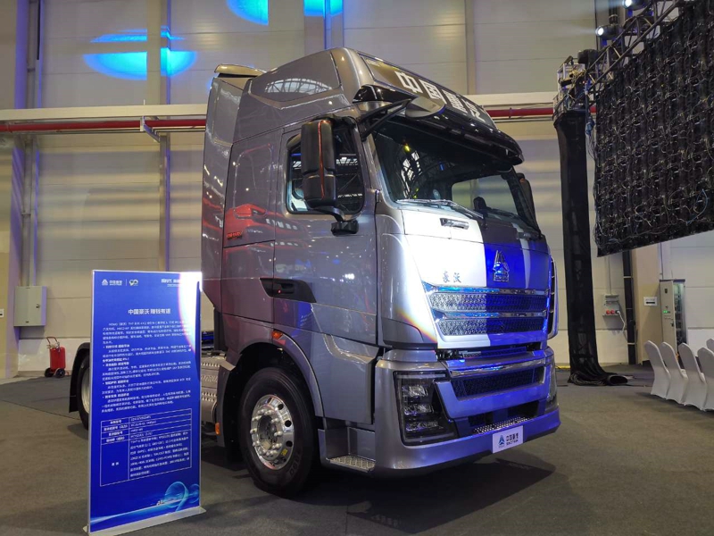 重汽豪沃TH7系列4×2牽引車（豪華版），搭載MC11發(fā)動(dòng)機(jī)，國六
