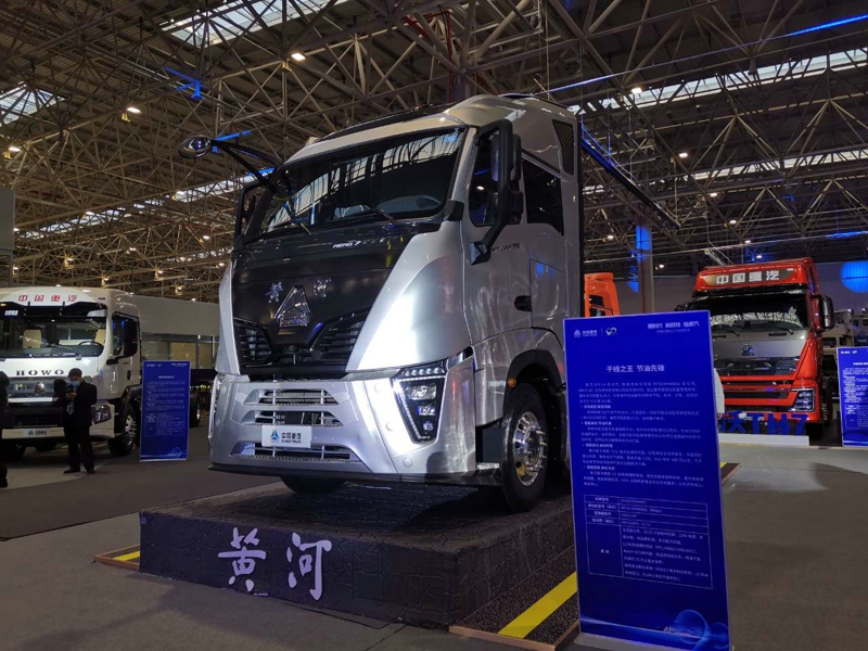 重汽黃河X7 6×4牽引車，搭載濰柴WP10.5H發(fā)動(dòng)機(jī)，國六