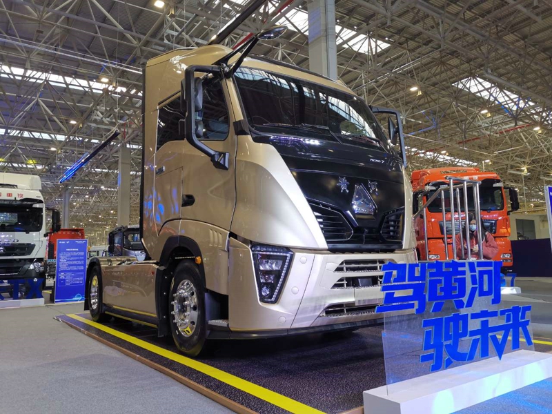 重汽黃河X7 4×2牽引車，搭載重汽MC13H發(fā)動(dòng)機(jī)，國六