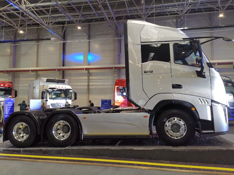 重汽黃河X7 6×4牽引車，搭載濰柴WP10.5H發(fā)動(dòng)機(jī)，國六