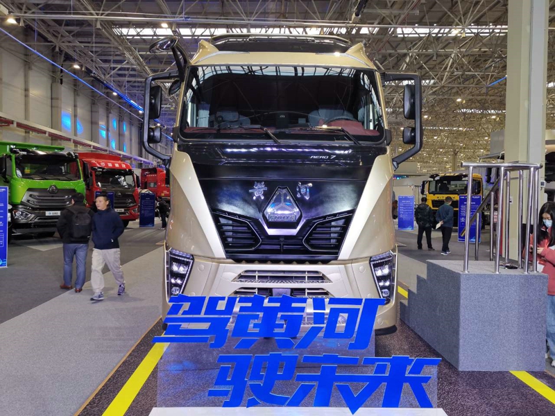 重汽黃河X7 4×2牽引車，搭載重汽MC13H發(fā)動(dòng)機(jī)，國六