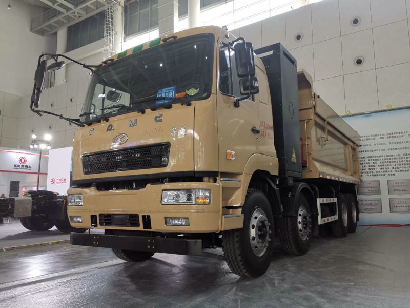 漢馬科技展出了3款新能源重卡，分別是：漢馬H7換電牽引車、漢馬純電動自卸車、星馬純電動攪拌車。漢馬H7換電牽引車是當(dāng)下炙手可熱的熱門車型，曾多次批量交付客戶。圖為華菱電動工程車