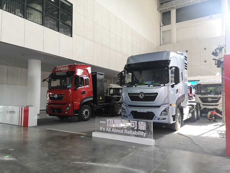 東風(fēng)商用車展出了4款新能源產(chǎn)品，其中兩款是牽引車，兩款是專用車。圖為東風(fēng)商用車展車