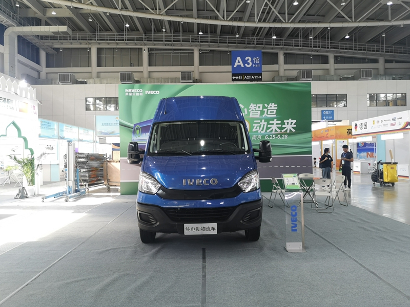 南京依維柯作為東道主，展出了一款歐勝EV45純電動廂式物流車。這款車搭載寧德時代磷酸鐵鋰電池，容量為90.7kwh，勻速續(xù)駛里程達402公里。圖為南京依維柯歐勝EV45純電動廂式物流車