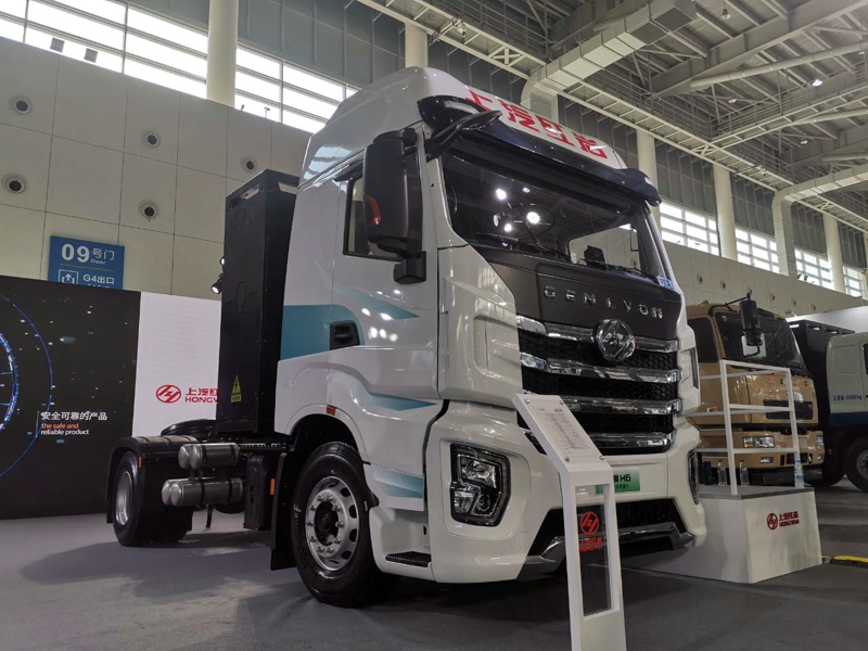 上汽紅巖展出3款牽引車，其中兩款是純電動牽引車，一款是燃料電池牽引車。圖為紅巖杰獅H6 4×2純電動牽引車