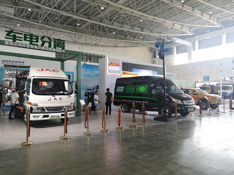 江淮汽車展出3款產(chǎn)品：帥鈴i5-車電分離式純電動輕卡、帥鈴i5-R350純電動輕客物流車、帥鈴i3-T330純電動皮卡。其中，帥鈴i5-車電分離式純電動輕卡很可能是本屆大會中唯一一款采用換電模式的純電動輕卡。圖為江淮汽車展出三款車型