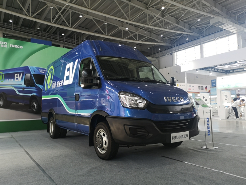 南京依維柯作為東道主，展出了一款歐勝EV45純電動廂式物流車。這款車搭載寧德時代磷酸鐵鋰電池，容量為90.7kwh，勻速續(xù)駛里程達402公里。圖為南京依維柯歐勝EV45純電動廂式物流車