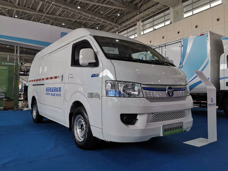 福田汽車展出3款產(chǎn)品，分別是風(fēng)景智藍(lán)純電動廂式物流車，智藍(lán)純電動輕卡、智藍(lán)純電動重卡。圖為風(fēng)景智藍(lán)純電動廂式物流車