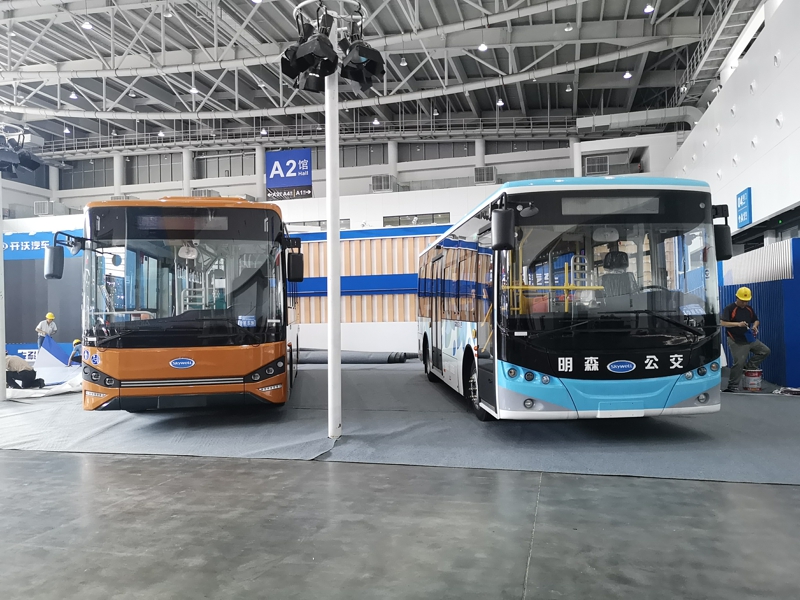 同樣作為東道主的開沃則展出了兩款客車產(chǎn)品，且均為公交車。圖為開沃汽車展出兩款客車