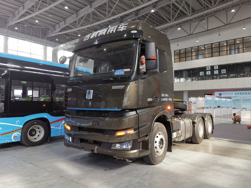 吉利遠(yuǎn)程汽車在本次大會展出輕卡、重卡、客車各一款，其中重卡為吉利遠(yuǎn)程甲醇重卡，客車為吉利星際客車，輕卡則有可能是吉利遠(yuǎn)程即將推出的新產(chǎn)品。圖為吉利商用車展出的重卡