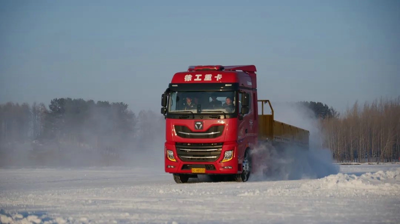 徐工漢風(fēng)P9牽引車油耗智能控制系統(tǒng)基于ADASIS地圖結(jié)合整車信息、巡航算法及控制策略實現(xiàn)預(yù)見性巡航（PCC），在駕乘過程中猶如智能領(lǐng)航員助您降低油耗。節(jié)油有方，創(chuàng)富無憂。