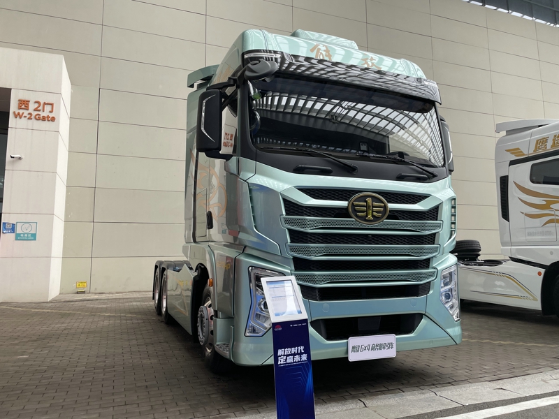 解放鷹途商務(wù)艙牽引車(chē)，620馬力