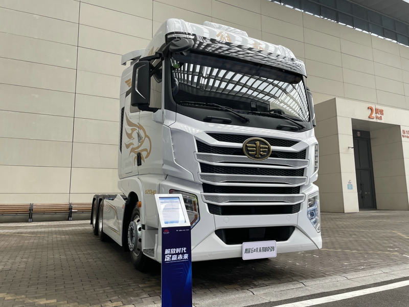 解放鷹途頭等艙牽引車(chē)，620馬力