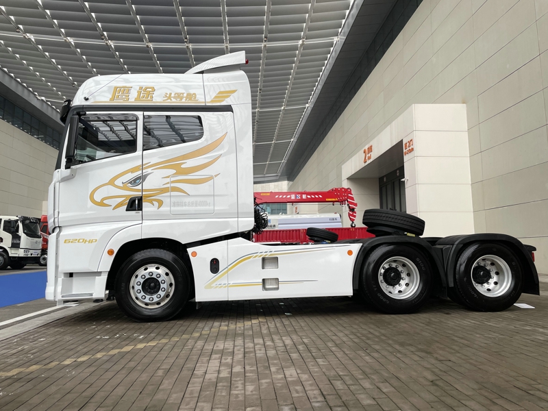 解放鷹途頭等艙牽引車(chē)，620馬力
