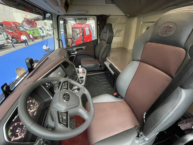 解放鷹途商務(wù)艙牽引車(chē)，620馬力